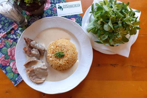 Schweinefilet in Pfeffersauce mit Reis und Salat